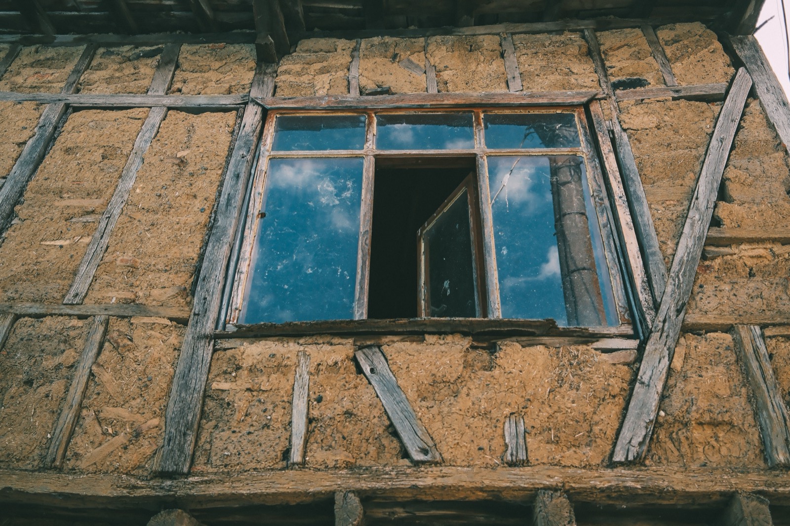 A natural timber-and-earth wall — alternative building methods guide